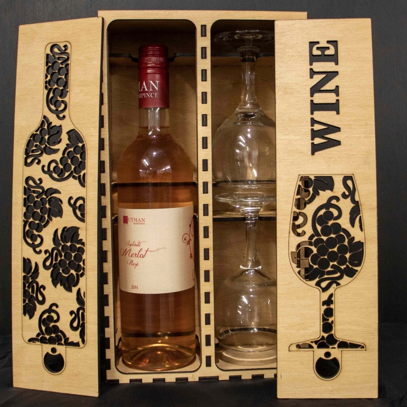 Gravírozott boros doboz poharakkal