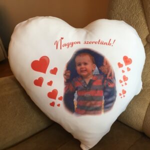 Nyomtatott szív alakú párna