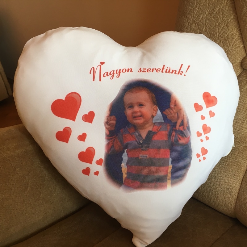 Nyomtatott szív alakú párna