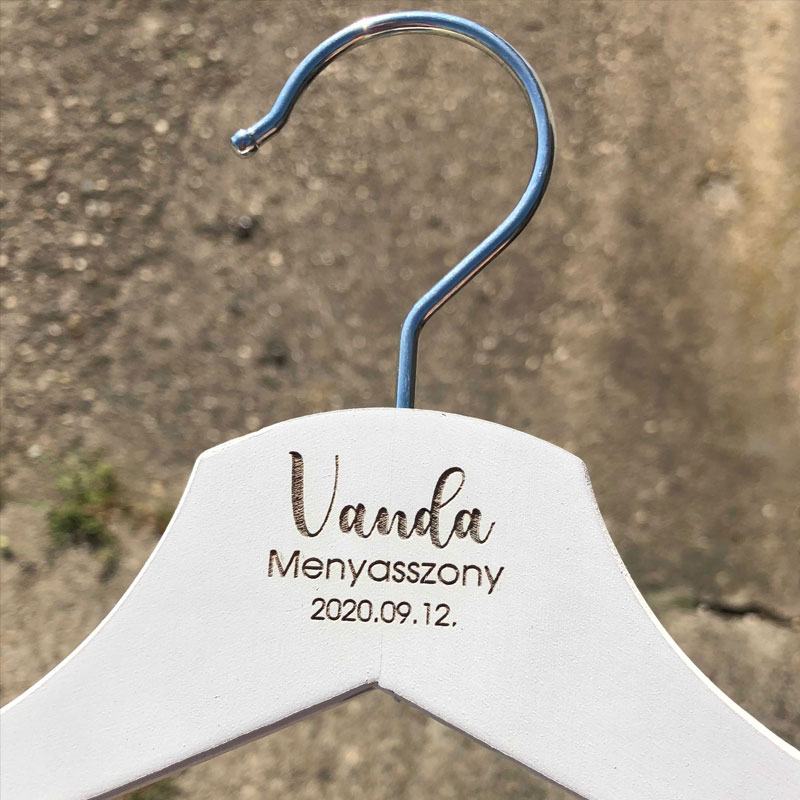 Vállfa csak a tetején gravírozva