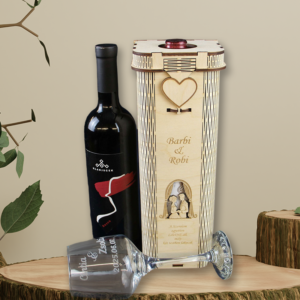 Gravírozott boros doboz szív alakú zárral