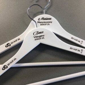 Vállfa a tetején és a szárain gravírozva