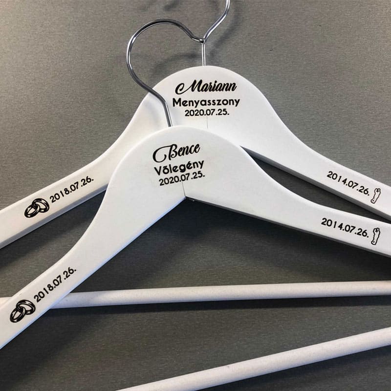 Vállfa a tetején és a szárain gravírozva