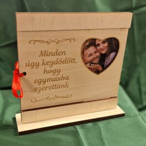 Elcsúsztatható gravírozott képtartó