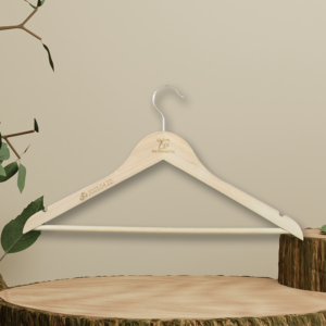 Natúr fa vállfa a tetején és a szárain gravírozva